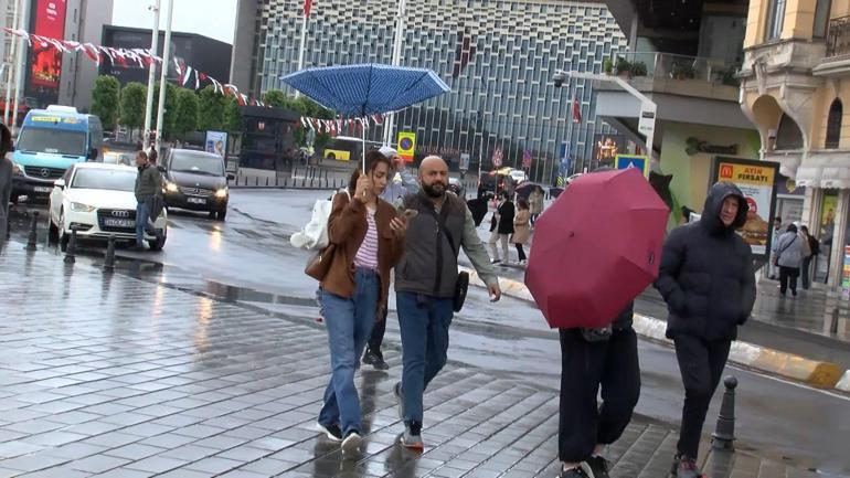 Taksim Meydanı’nda rüzgar ve yağmur zor anlar yaşattı
