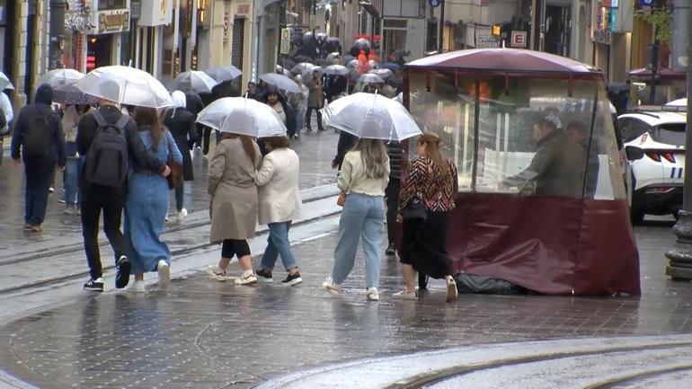 Taksim Meydanı’nda rüzgar ve yağmur zor anlar yaşattı