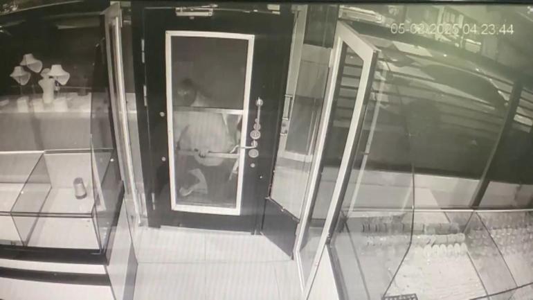 Sultangazide hırsızların yakalandıkları anları taksinin araç kamerası görüntüledi