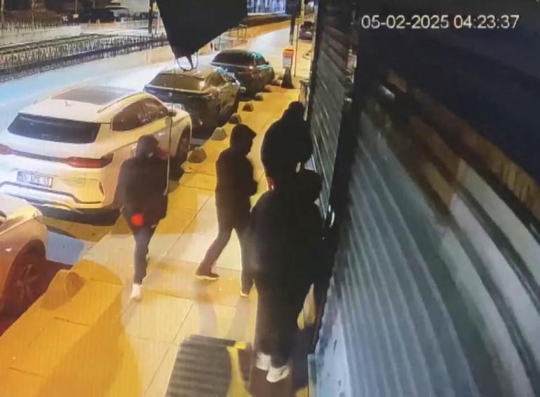 Sultangazide hırsızların yakalandıkları anları taksinin araç kamerası görüntüledi