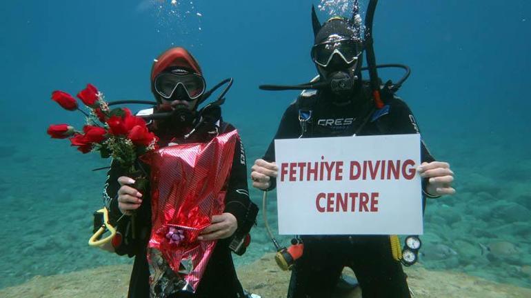 Fethiyede dalgıçlardan 5 metre derinlikte Anneler Günü mesajı