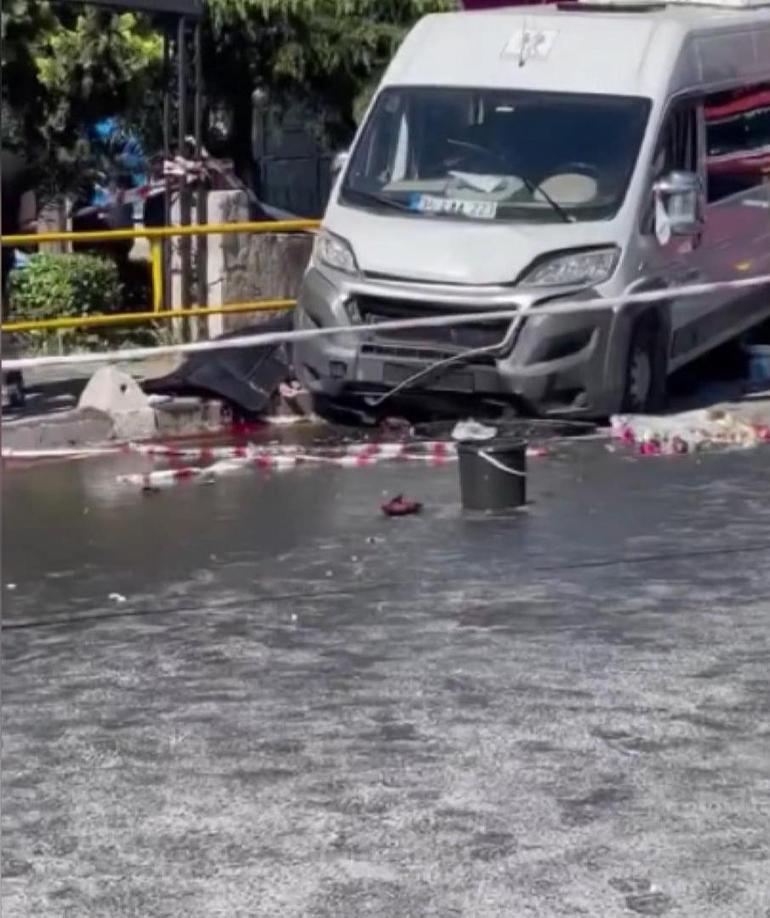 Kağıthanede minibüs yayaların arasına daldı: 1 ölü, 4 yaralı