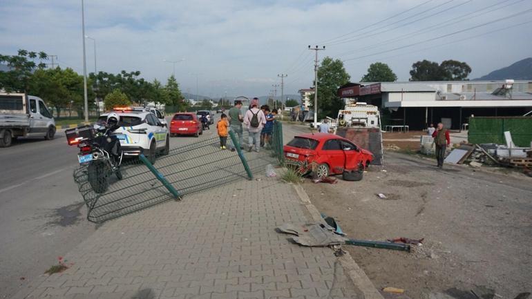 Muğla’da iki otomobilin çarptığı kaza kamerada: 6 yaralı