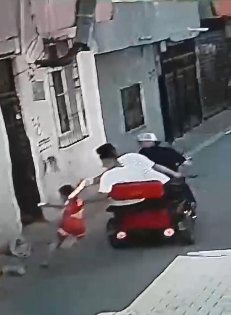 8 yaşındaki çocuk, formasından tutulup sürüklendi; o anlar kamerada