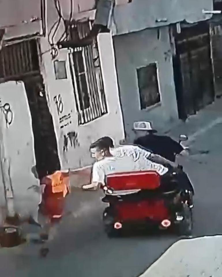 8 yaşındaki çocuk, formasından tutulup sürüklendi; o anlar kamerada