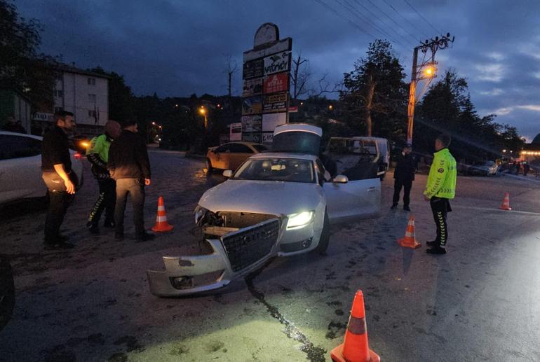 Sakaryada taksi ile otomobilin çarpıştığı kaza kamerada: 6 yaralı