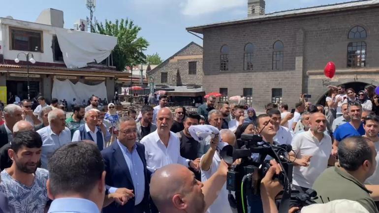 Terör örgütü PKK’nın fesih kararı sonrası Diyarbakırda vatandaşlar halay çekti