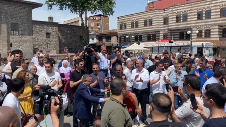 Terör örgütü PKK’nın fesih kararı sonrası Diyarbakırda vatandaşlar halay çekti