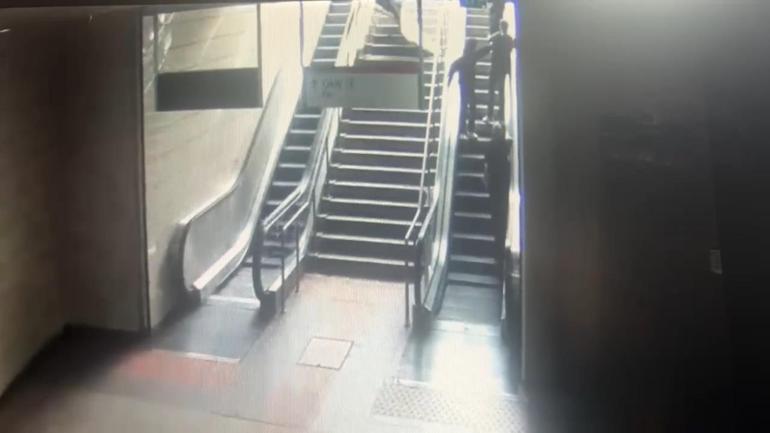 Maltepe metro istasyonunda reklam panosunun kadının üzerine düşmesi kamerada
