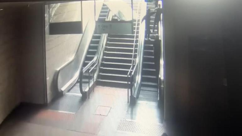 Maltepe metro istasyonunda reklam panosunun kadının üzerine düşmesi kamerada