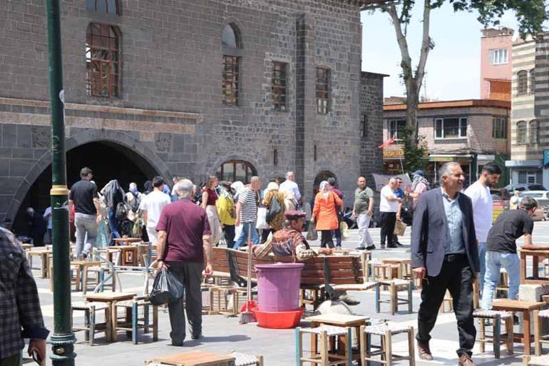 Terör örgütü PKK’nın fesih kararı sonrası Diyarbakırda vatandaşlar halay çekti