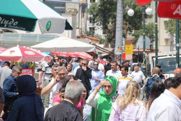 Terör örgütü PKK’nın fesih kararı sonrası Diyarbakırda vatandaşlar halay çekti
