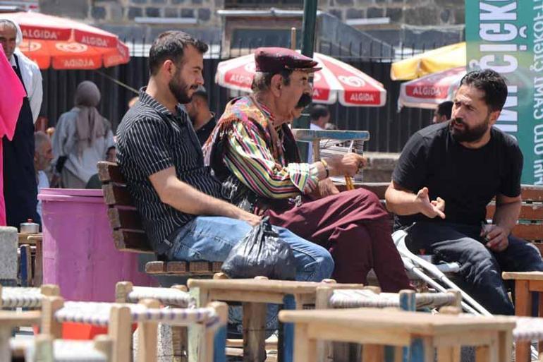 Terör örgütü PKK’nın fesih kararı sonrası Diyarbakırda vatandaşlar halay çekti