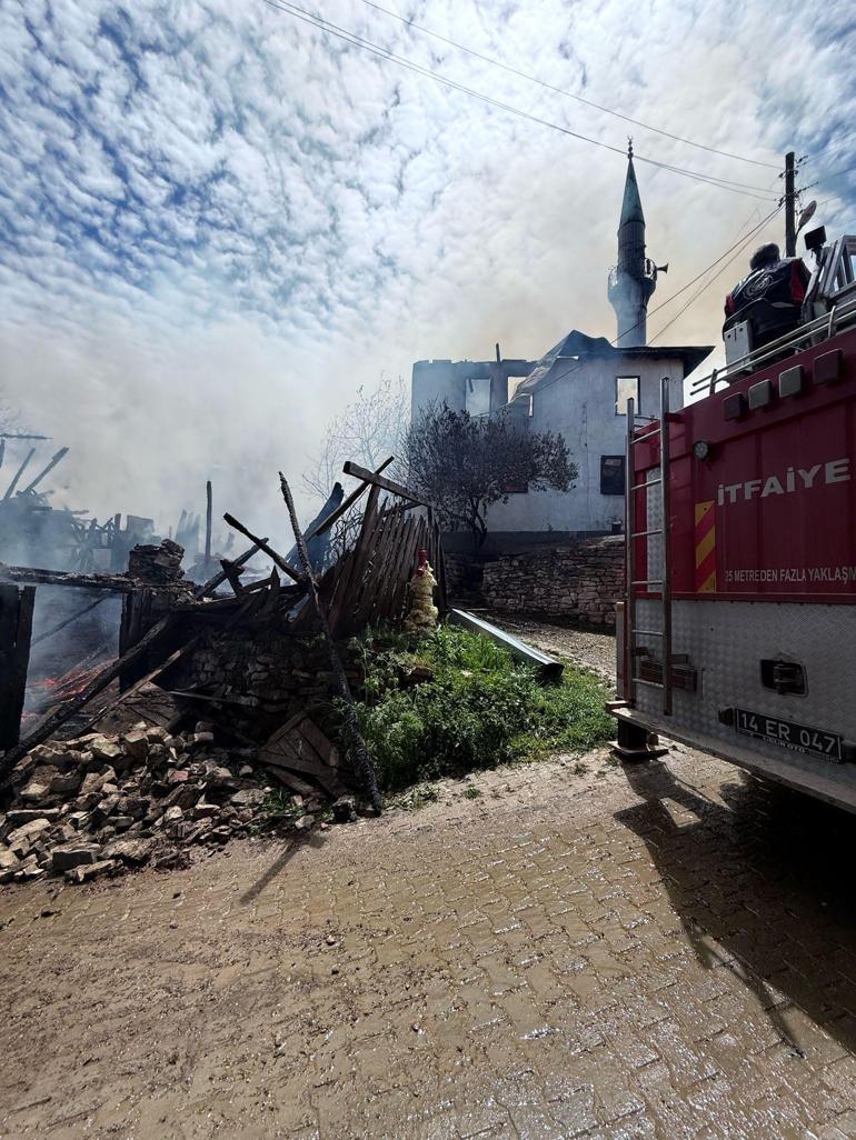 Cami ve 2 ev yandı