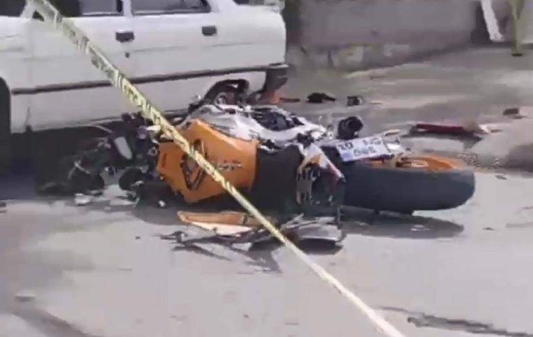 Otomobile çarpan motosikletin sürücüsü öldü; kaza kamerada