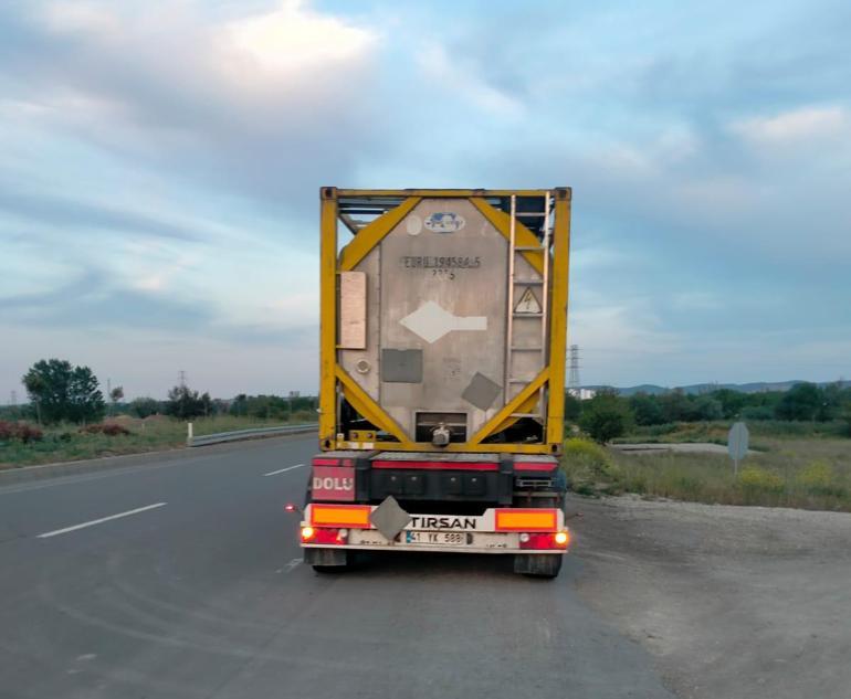 TIR’a arkadan çarpan motosikletin sürücüsü ağır yaralandı