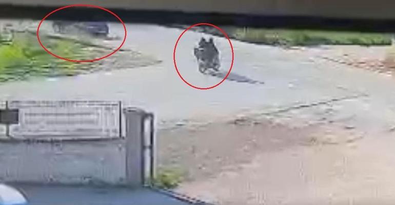 Otomobille çarpışan motosikletteki 2 kişi yaralandı; kaza anı kamerada