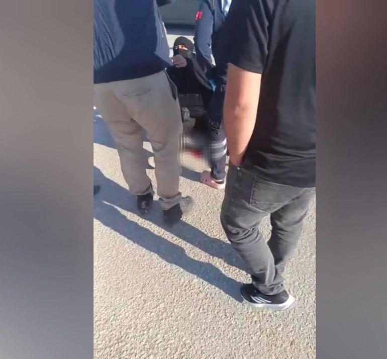 Otomobille çarpışan motosikletteki 2 kişi yaralandı; kaza anı kamerada
