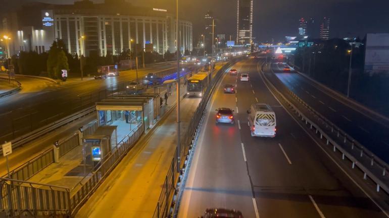 Kağıthanede metrobüste yangın; seferler bir süre durduruldu