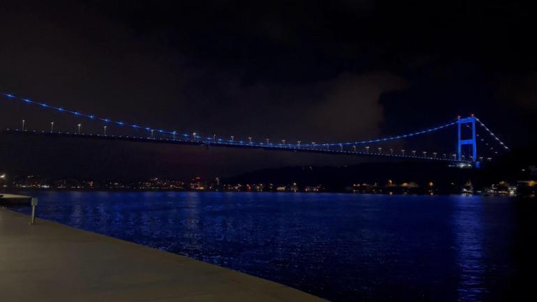 Fatih Sultan Mehmet Köprüsü maviye büründü
