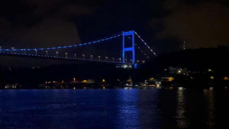 Fatih Sultan Mehmet Köprüsü maviye büründü