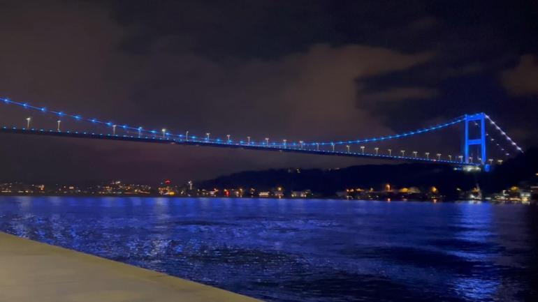 Fatih Sultan Mehmet Köprüsü maviye büründü