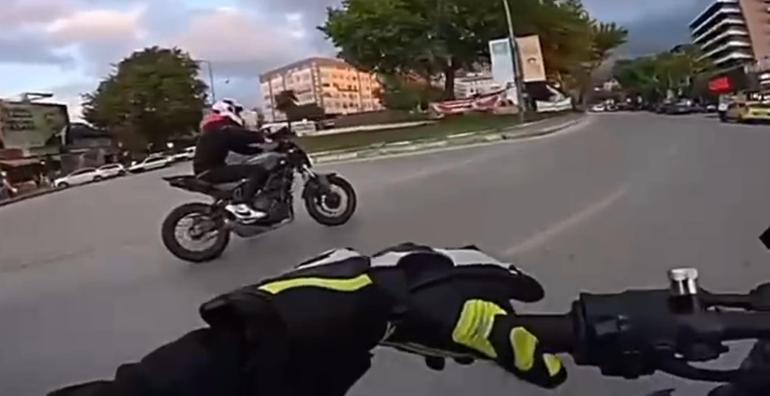 Motosikletlerle tek teker üzerinde yarışıp, görüntüleri sosyal medyada paylaştılar