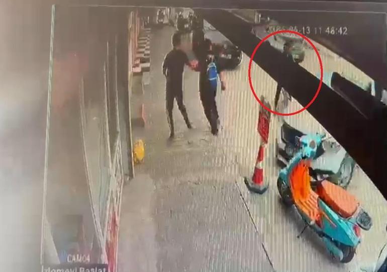 Hafif ticari araç bisikletliye çarpıp kaldırıma çıktı; yayalar son anda kurtuldu