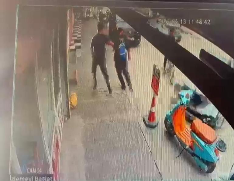 Hafif ticari araç bisikletliye çarpıp kaldırıma çıktı; yayalar son anda kurtuldu