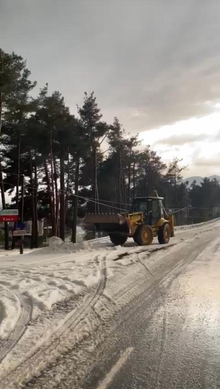 Çamlıyaylada dolu; yollar kapandı
