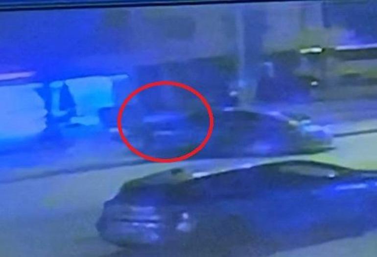 Kontrolden çıkan otomobil refüjdeki aydınlatma direğine çarptı: 2 yaralı