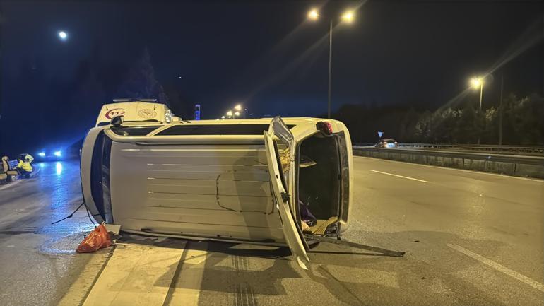 TEM Otoyolu İzmit geçişinde bariyere çarpan minibüs devrildi; 1 yaralı