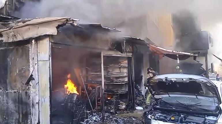 Ümraniyede hediyelik eşya dükkanında çıkan yangın söndürüldü