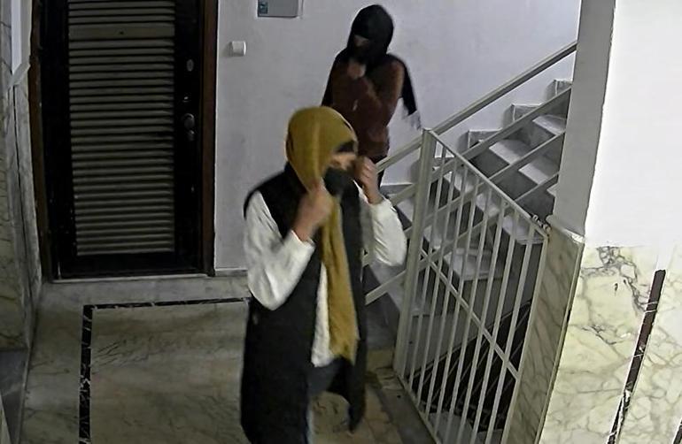 Apartman dairelerine girip, 925 bin liralık altın çaldılar