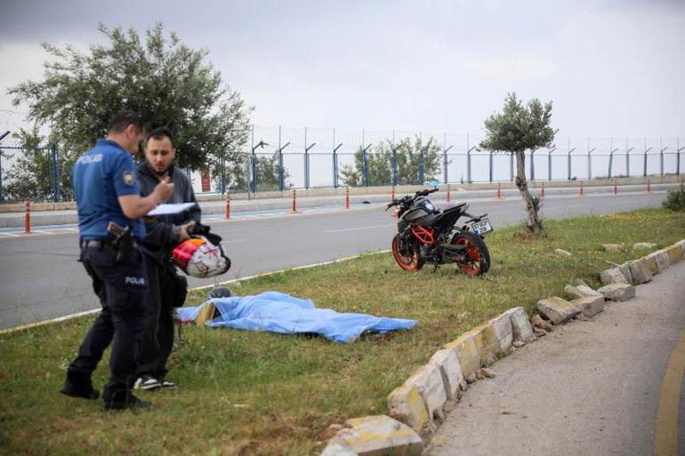 Kazada ölen arkadaşının cansız bedeninin başından ayrılmadı