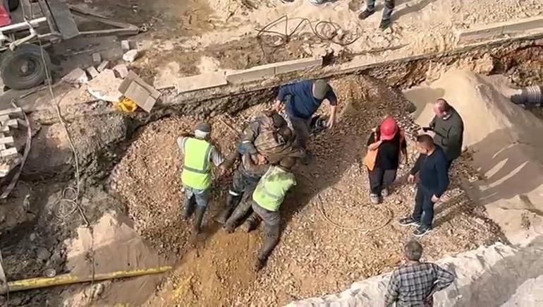 Toprak altında kalan işçinin arkadaşları tarafından kurtarılması kamerada