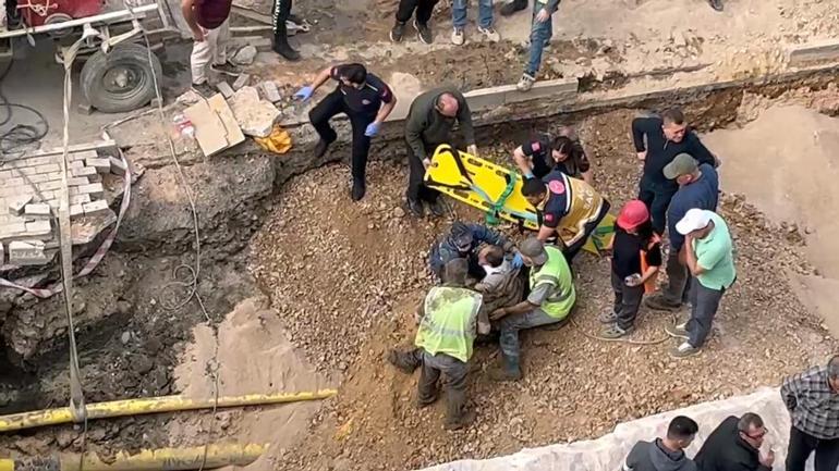 Toprak altında kalan işçinin arkadaşları tarafından kurtarılması kamerada