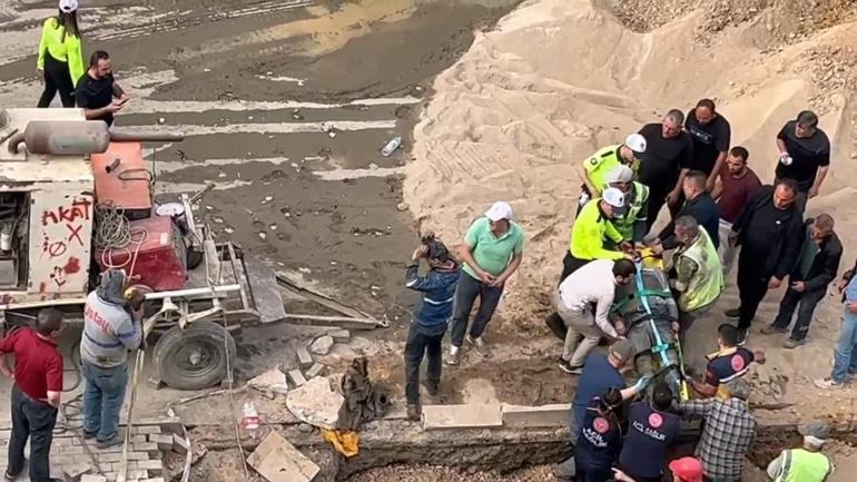 Toprak altında kalan işçinin arkadaşları tarafından kurtarılması kamerada