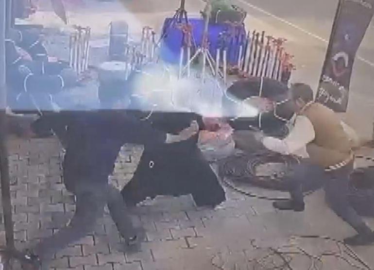 Bıçaklı saldırgana müdahale edip kadını kurtardı