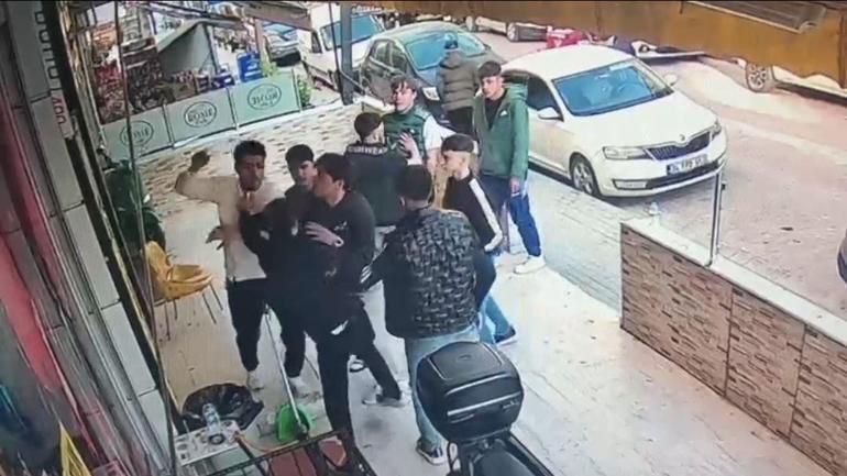 Avcılar’da internet kafede bıçaklı kavga kamerada