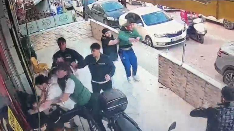 Avcılar’da internet kafede bıçaklı kavga kamerada