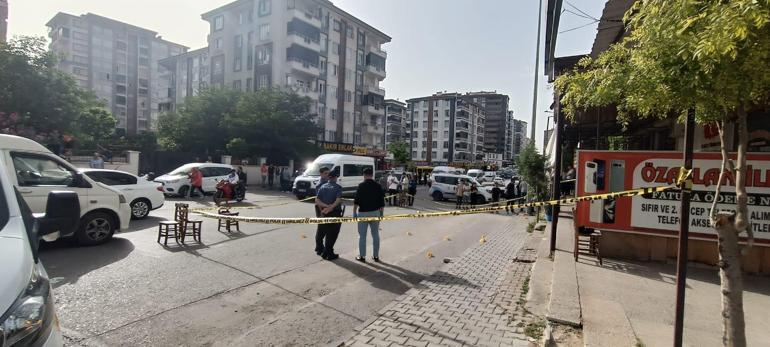 Kahvehane önünde uğradığı silahlı saldırıda öldü