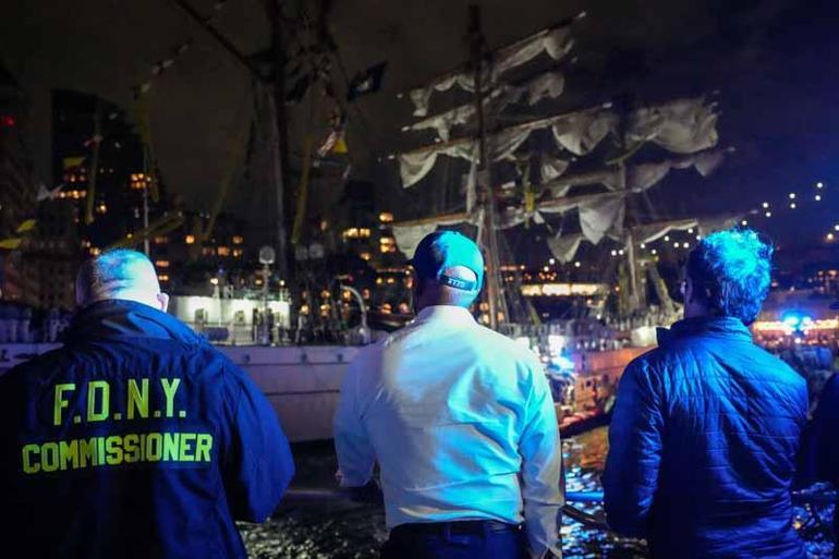 Meksika donanma gemisi Brooklyn Köprüsüne çarptı: 2 ölü, 19 yaralı