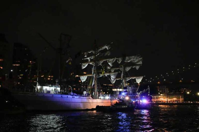 Meksika donanma gemisi Brooklyn Köprüsüne çarptı: 2 ölü, 19 yaralı