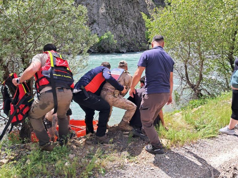 Munzur Nehrinde akıntıyla sürüklenirken son anda suyun ortasındaki adacığa sığındı