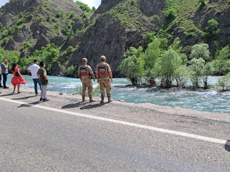 Munzur Nehrinde akıntıyla sürüklenirken son anda suyun ortasındaki adacığa sığındı