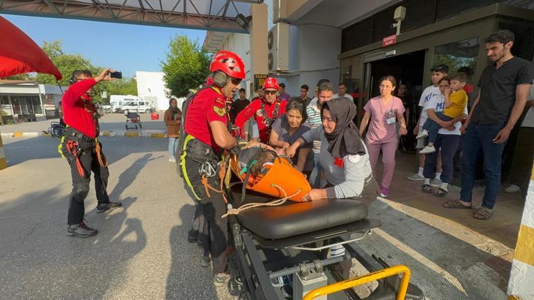 Paraşütle kayalıklara düşen turist, askeri helikopterle kurtarıldı