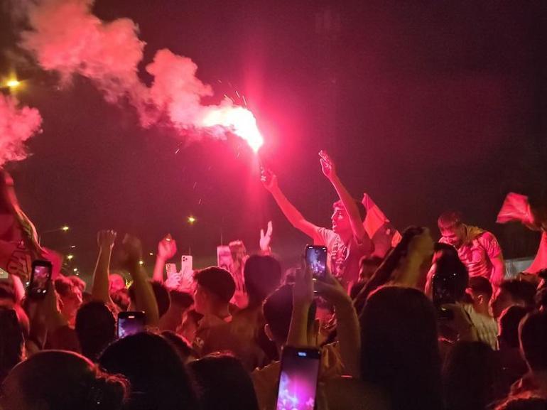 Galatasarayın şampiyonluğu tüm yurtta coşkuyla kutlandı