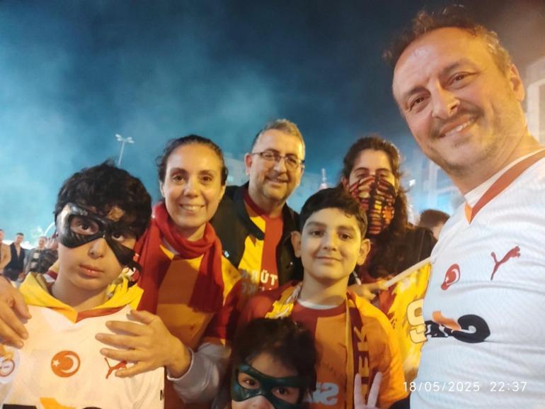 Galatasaraylı taraftarlar Osimhen maskeleri ile şampiyonluğu kutladı