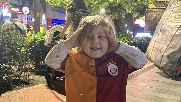 Şampiyonluk kutlamalarına katılan Fenerbahçe taraftarını, sarılarak teselli etti